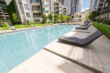 Açık hava tesisleri ile modern konut,