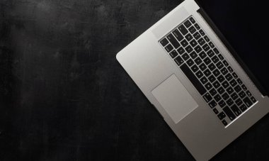Ahşap siyah ofis büro dizüstü bilgisayar ile