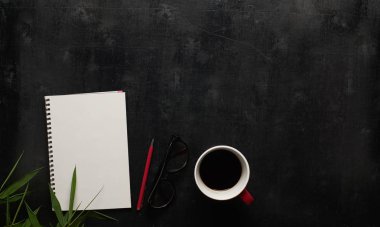 Defter ve kahve üzerinde çalışma tablosu