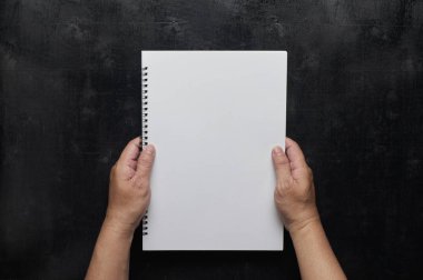 Beyaz boş defter tutan eller
