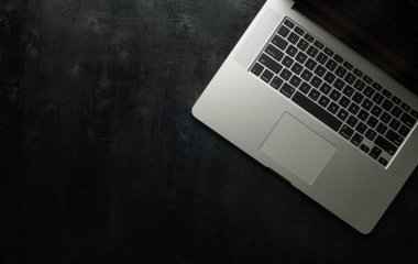Ahşap siyah ofis büro dizüstü bilgisayar ile