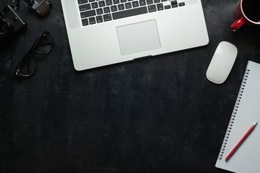 Ahşap siyah ofis büro dizüstü bilgisayar ile