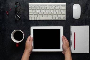 Dijital tablet kullanan işadamı