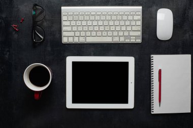 Ahşap siyah ofis büro dizüstü bilgisayar ile