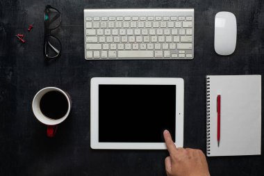 Dijital tablet kullanan işadamı