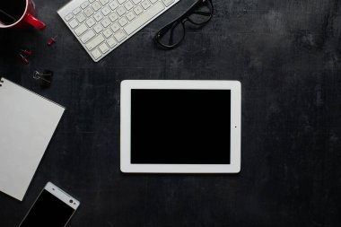 Ahşap siyah ofis büro dizüstü bilgisayar ile