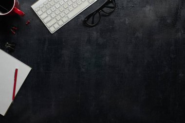 Ahşap siyah ofis büro dizüstü bilgisayar ile