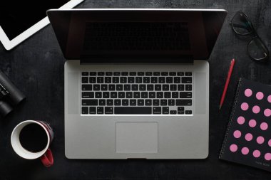 Ahşap siyah ofis büro dizüstü bilgisayar ile