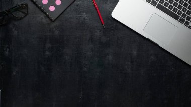 Ahşap siyah ofis büro dizüstü bilgisayar ile