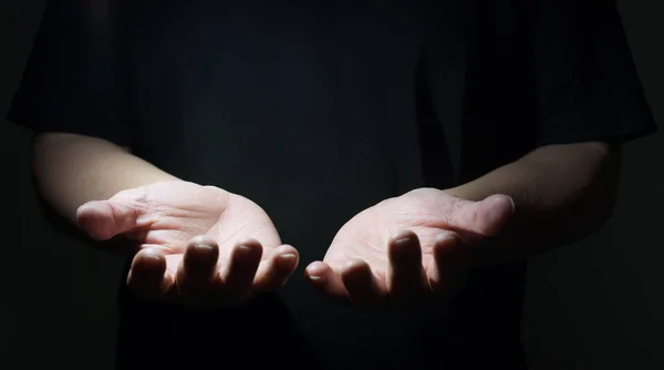 Молячись жестом руки — стокове фото