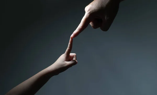 Dotykając palcami rąk — Zdjęcie stockowe