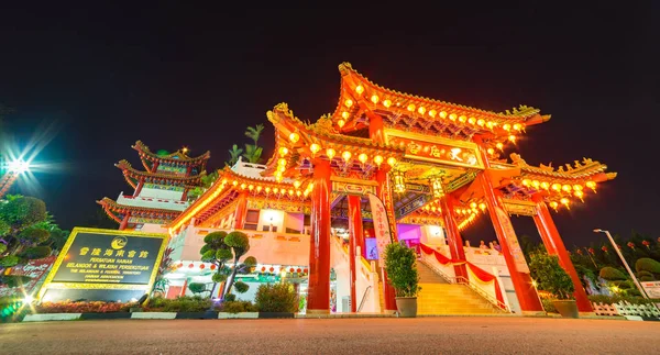 Туристы посещают живописный храм Тиан Хоу — стоковое фото