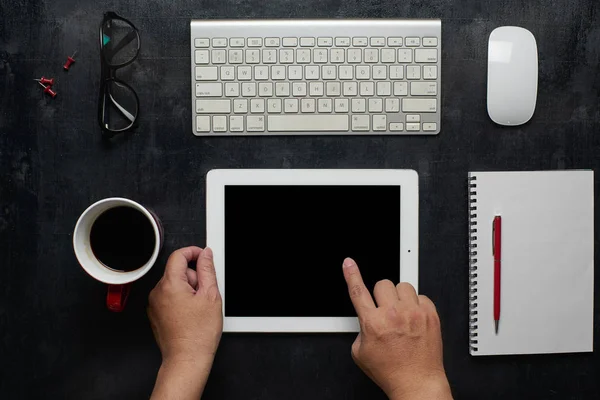 Dijital tablet kullanan işadamı