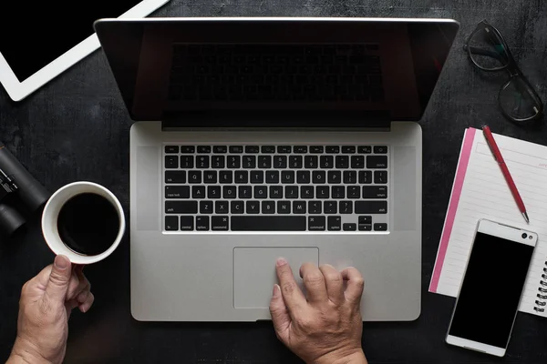 Man using laptop at work — Stock Photo, Image