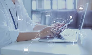 Telefon ve dizüstü bilgisayar kullanan adam