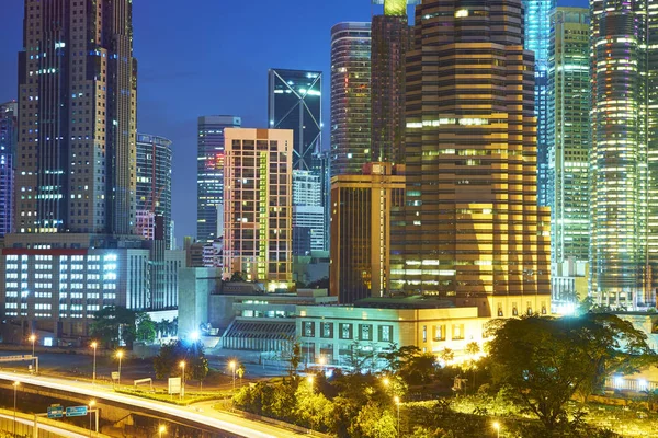 Arranha-céus à noite em Kuala Lumpur — Fotografia de Stock