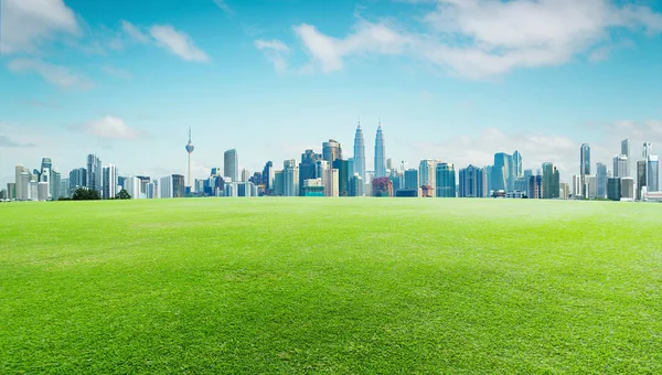 푸른 잔디와 다운 타운 — 스톡 사진