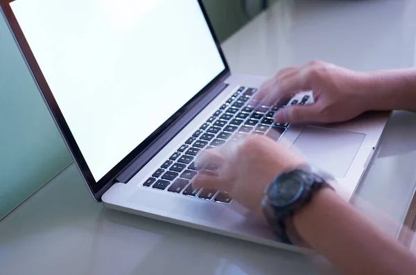 Handen te typen op de laptop — Stockfoto