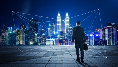 İşadamı ağ ile şehir merkezi