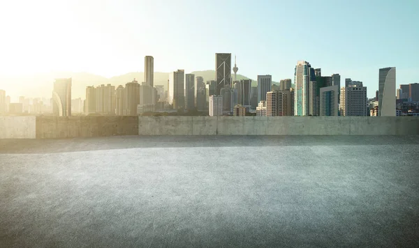 Lege asfalt parking met skyline van de stad — Stockfoto