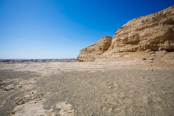 Deserto de areia com pedras de arenito — Fotografia de Stock