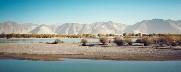 Hermoso lago azul en Tíbet —  Fotos de Stock