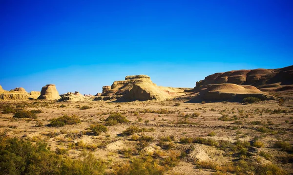 Desierto de arena con rocas de arenisca —  Fotos de Stock