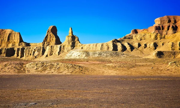 Deserto de areia com pedras de arenito — Fotografia de Stock