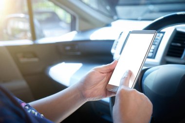 kadın sürücü Smartphone kullanarak