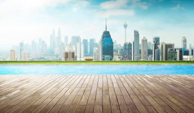 Yüzme Havuzu ve şehir manzarası