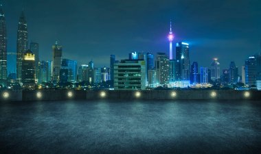 Modern şehir manzarası ile boş çatı