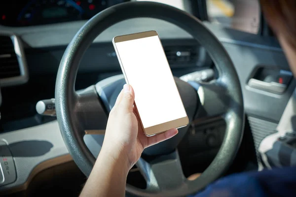 Driver perempuan menggunakan smartphone — Stok Foto