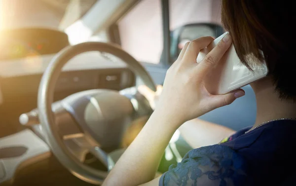 Female driver talking by phone — Stock Photo, Image