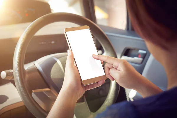 Driver perempuan menggunakan smartphone — Stok Foto