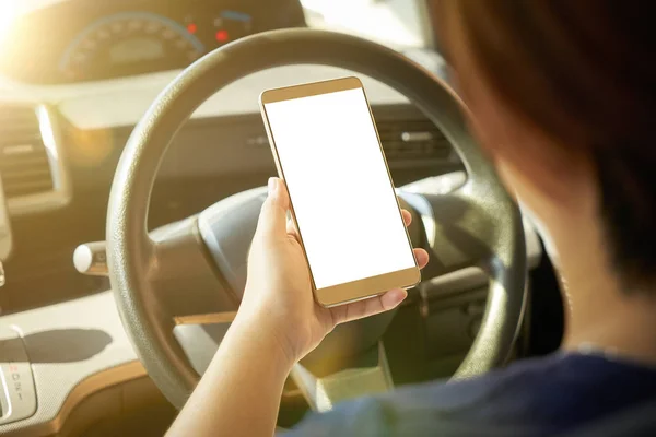 Driver perempuan menggunakan smartphone — Stok Foto
