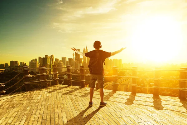 Silhouette Mann hebt die Hände — Stockfoto