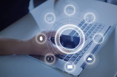 Akıllı telefon tutan adam.