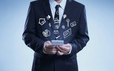 el telefon kullanarak iş adamı