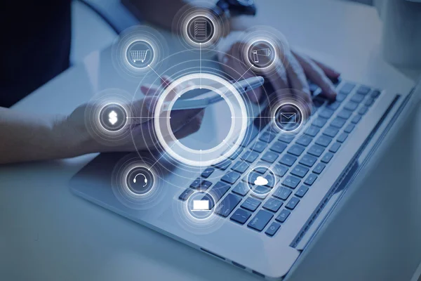 Akıllı telefon tutan adam.