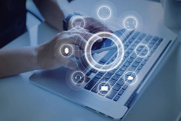 Akıllı telefon tutan adam.