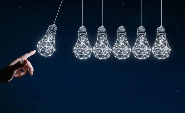 アイデア電球に触れる実業家 — ストック写真