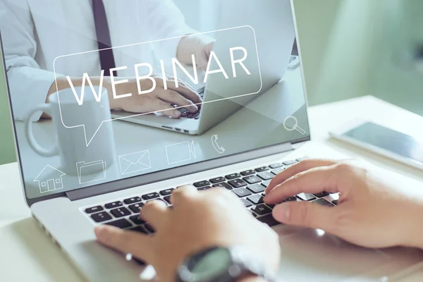 İşadamı laptopuyla çalışıyor.