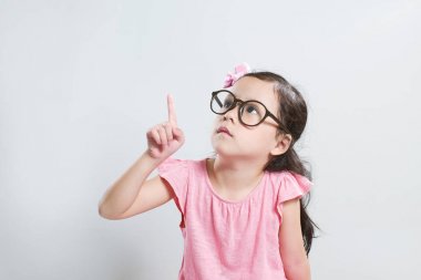 küçük kız yukarı dönük