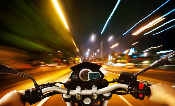 Motocycliste conduisant une moto — Photo