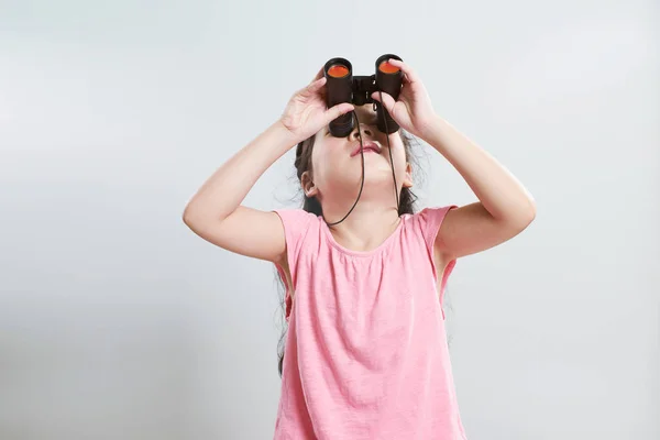 Niña usando prismáticos —  Fotos de Stock