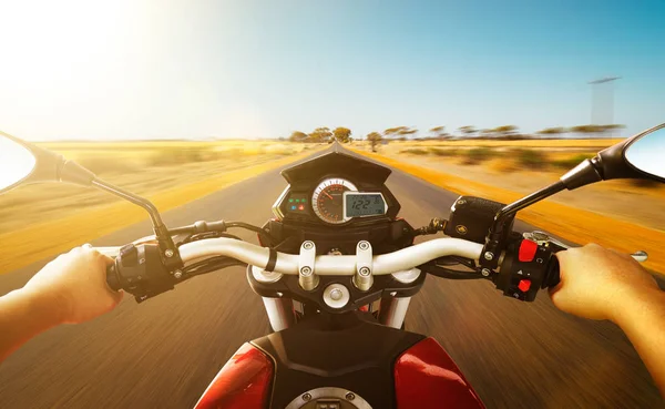 Bir motosiklet sürüş motorcu — Stok fotoğraf