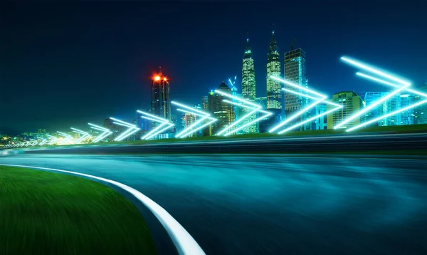 Movimiento borrosa pista de carreras con horizonte de la ciudad — Foto de Stock