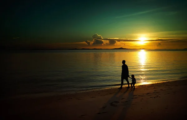 Vater und sein Kind zu Fuß — Stockfoto