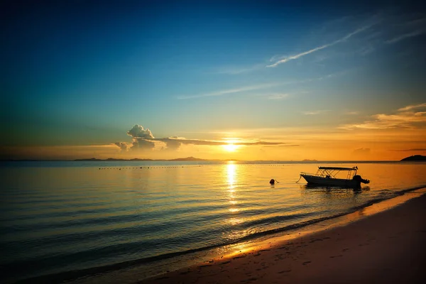金色黎明的海滩 — 图库照片