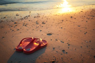 Plaj üzerinde altın şafak